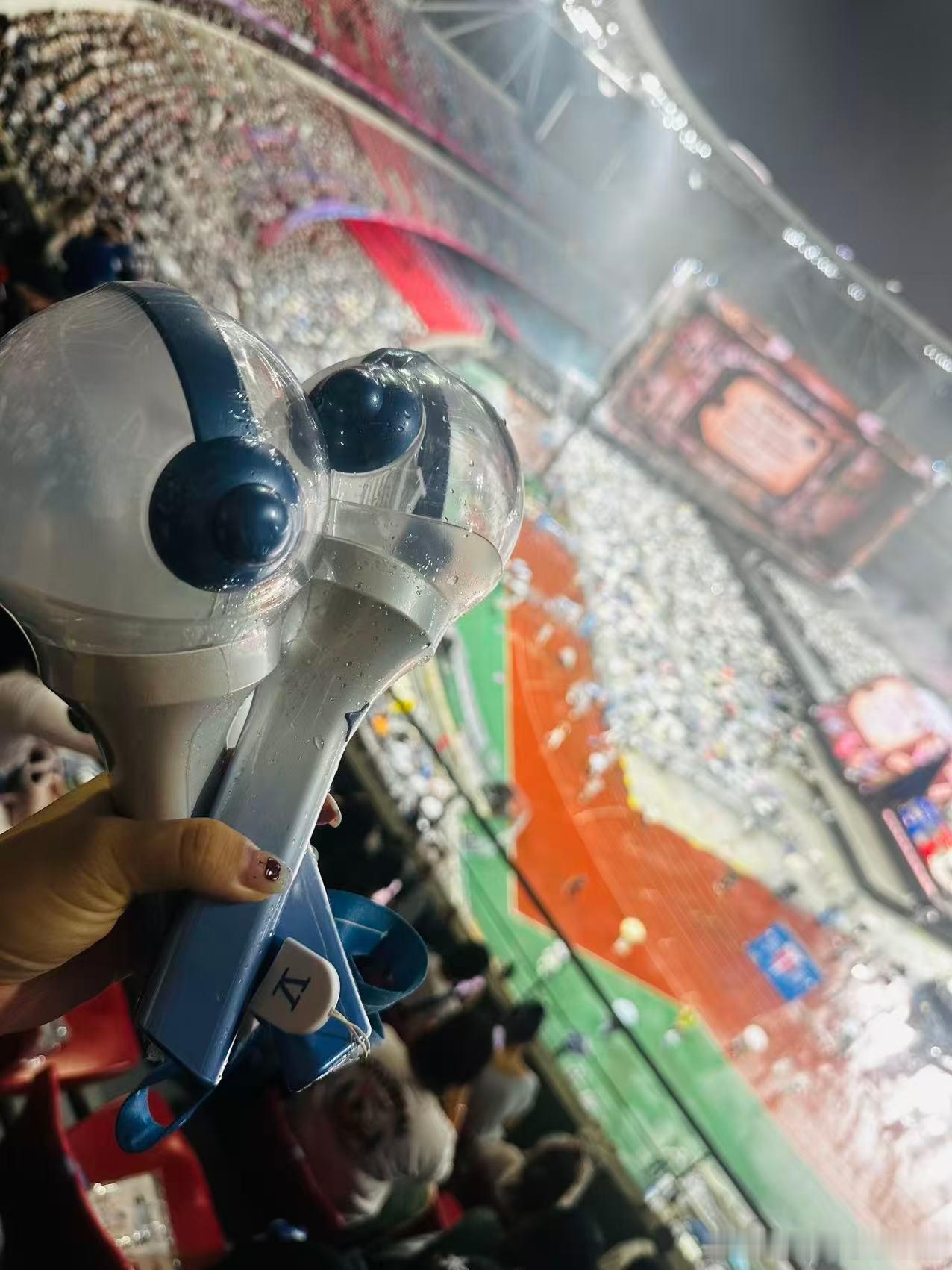 荧光棒已备好，连空气都飘着“张杰浓度”💙  等会儿见，我的青春BGM！🎤  