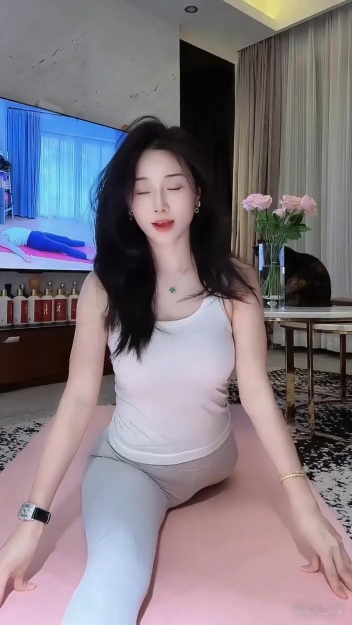 看看气质女神的穿着搭配吧颜色搭配要协调，同色系或互补色系为佳。