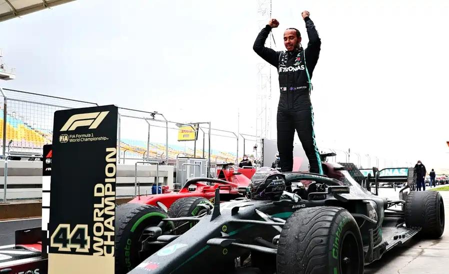 看完 2026 年 F1 蒙扎站，我们再看车队积分榜，梅奔靠着冠亚军拿满分数，甩