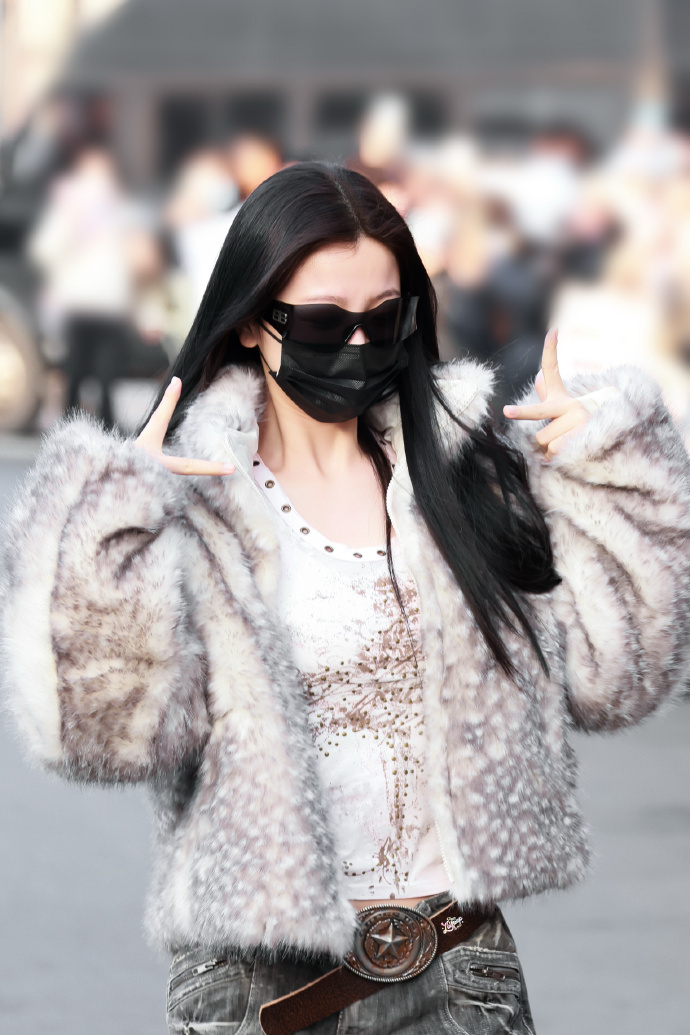 虞书欣黑长直皮草look虞书欣Y2K千禧辣妹 虞书欣黑长直皮草look，虞书欣Y