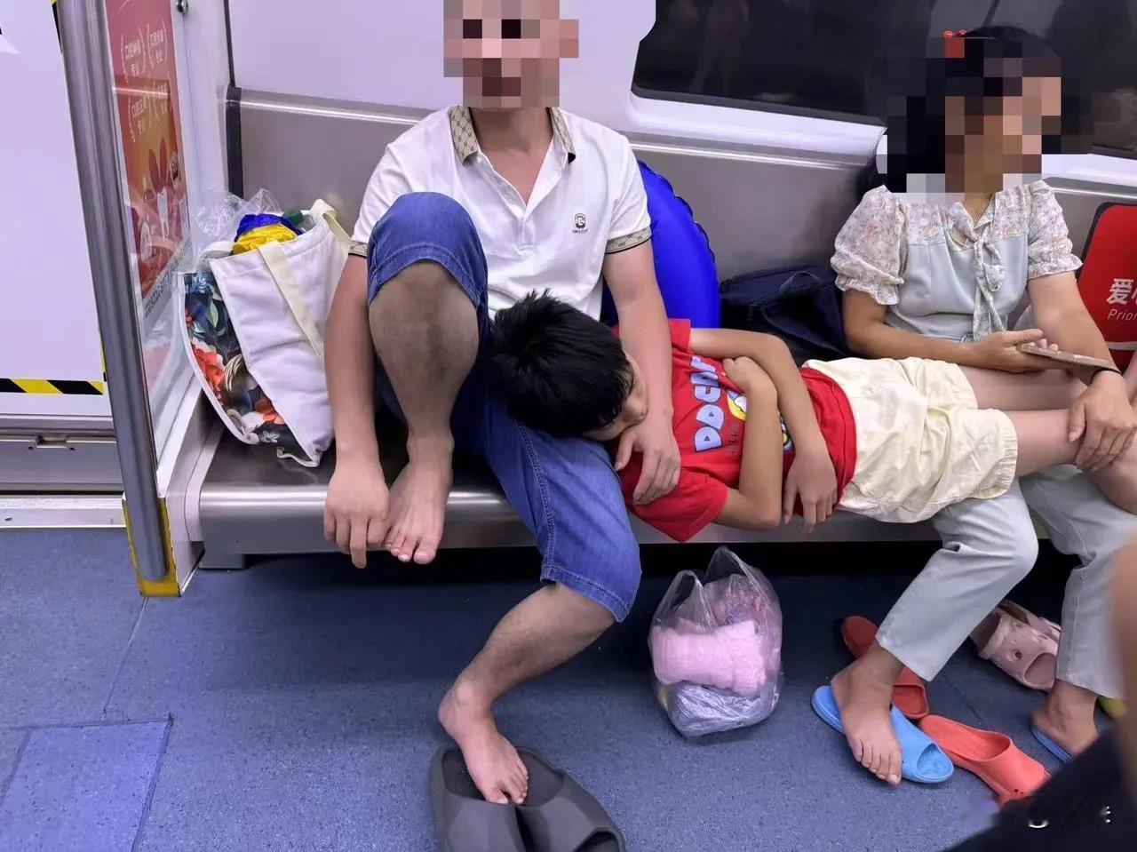 穿拖鞋请问可以坐地铁吗
在地铁上抠脚大汉这种行为文明吗？
如果没有这条规定请加上