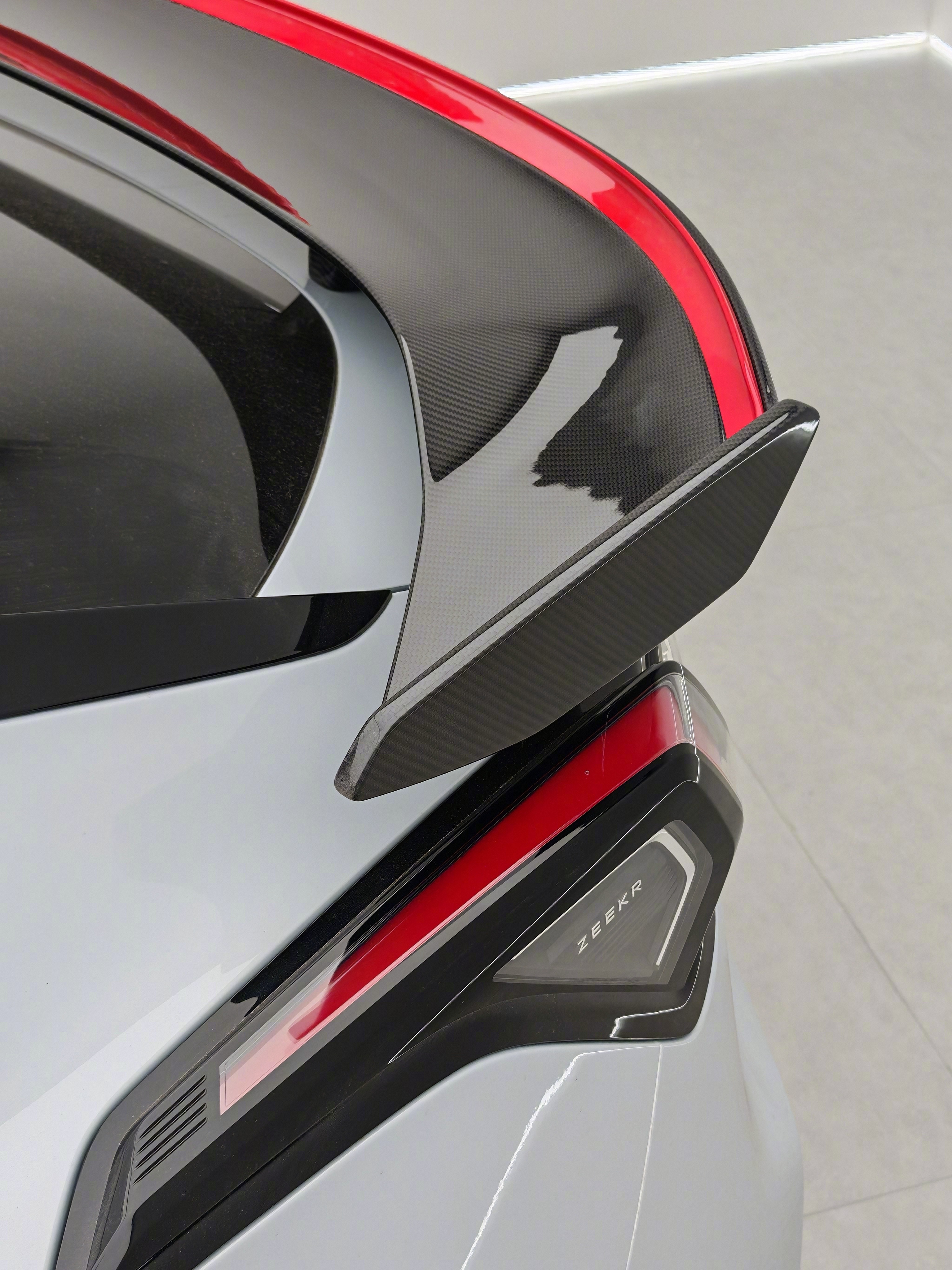 极氪001五周年纪念版到车库了。实车姿态比我预想的还帅一点。FR那套红色性能元素