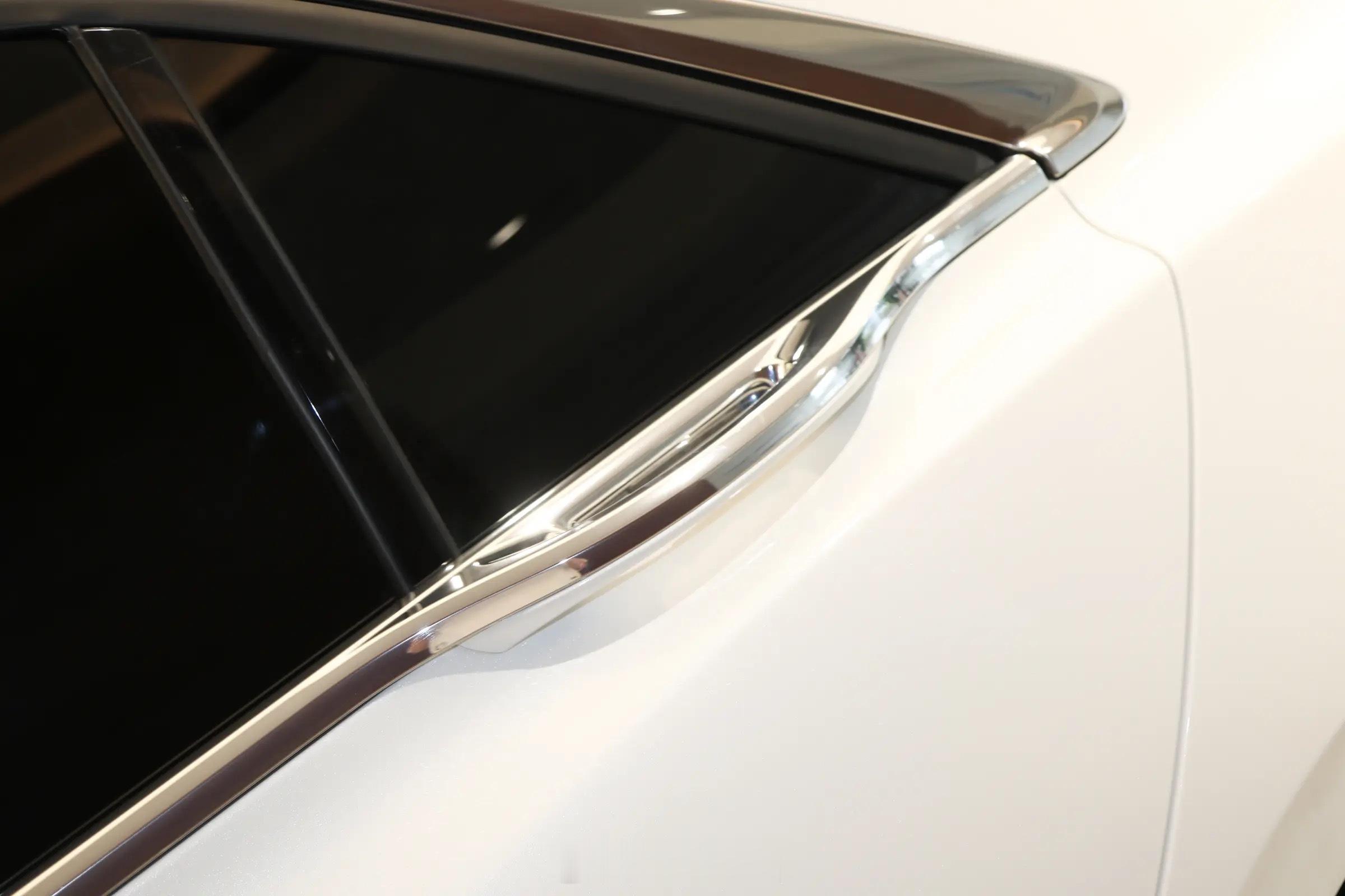 路上看到一台林肯大陆，总觉得哪里不对这种设计不应该只会出现在法系车上吗汽场全开