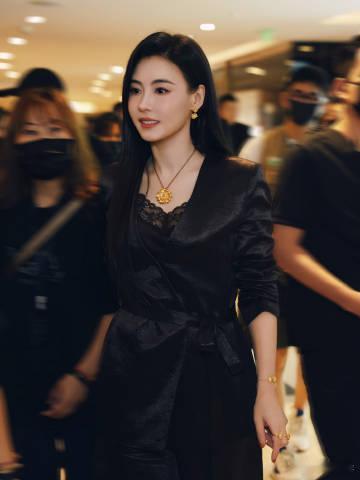 张柏芝带小儿子看功夫女足张柏芝陪伴小儿子观看功夫女足，在精彩故事中拉近母子距离，