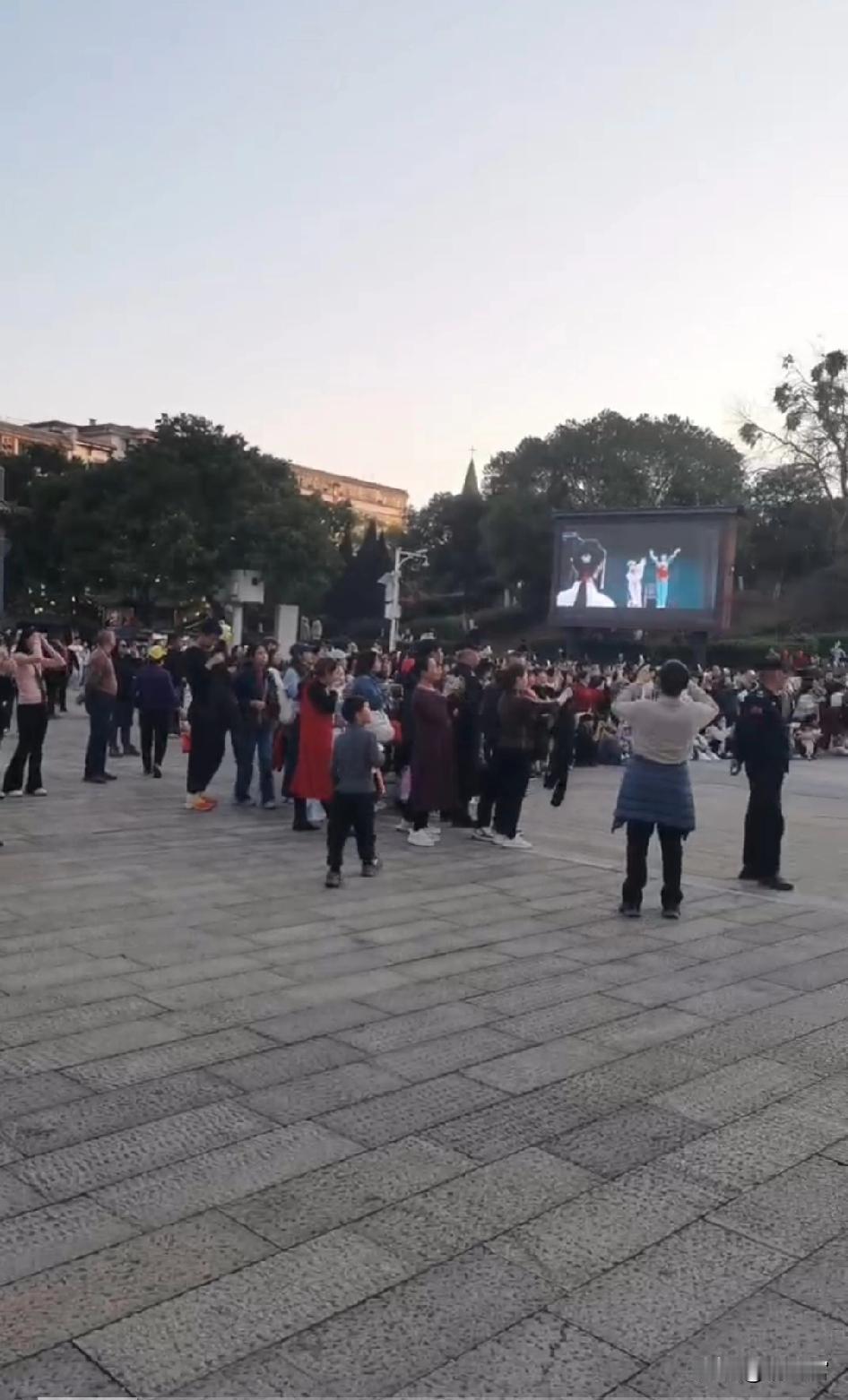 家有孩子的，这10条底线一定要趁早教！
 
为人父母，我们护得了孩子一时，护不了