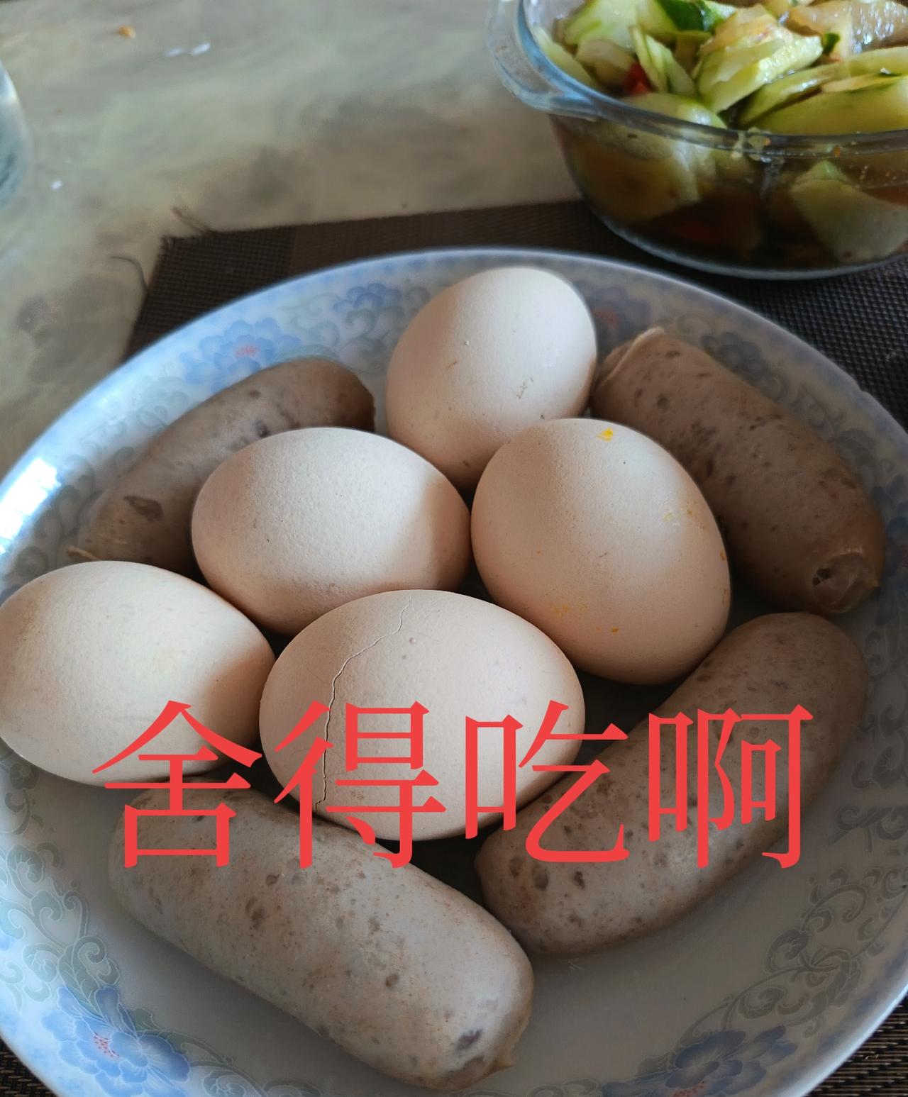 上了年纪的人千万别听一些人胡扯，

什么饮食要清淡呐，要节食啊，要吃素啊等等。