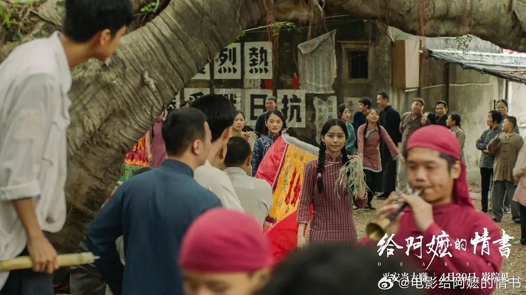 这一幕在回忆想象里，有一个很漂亮的墙头马上的镜头～ 