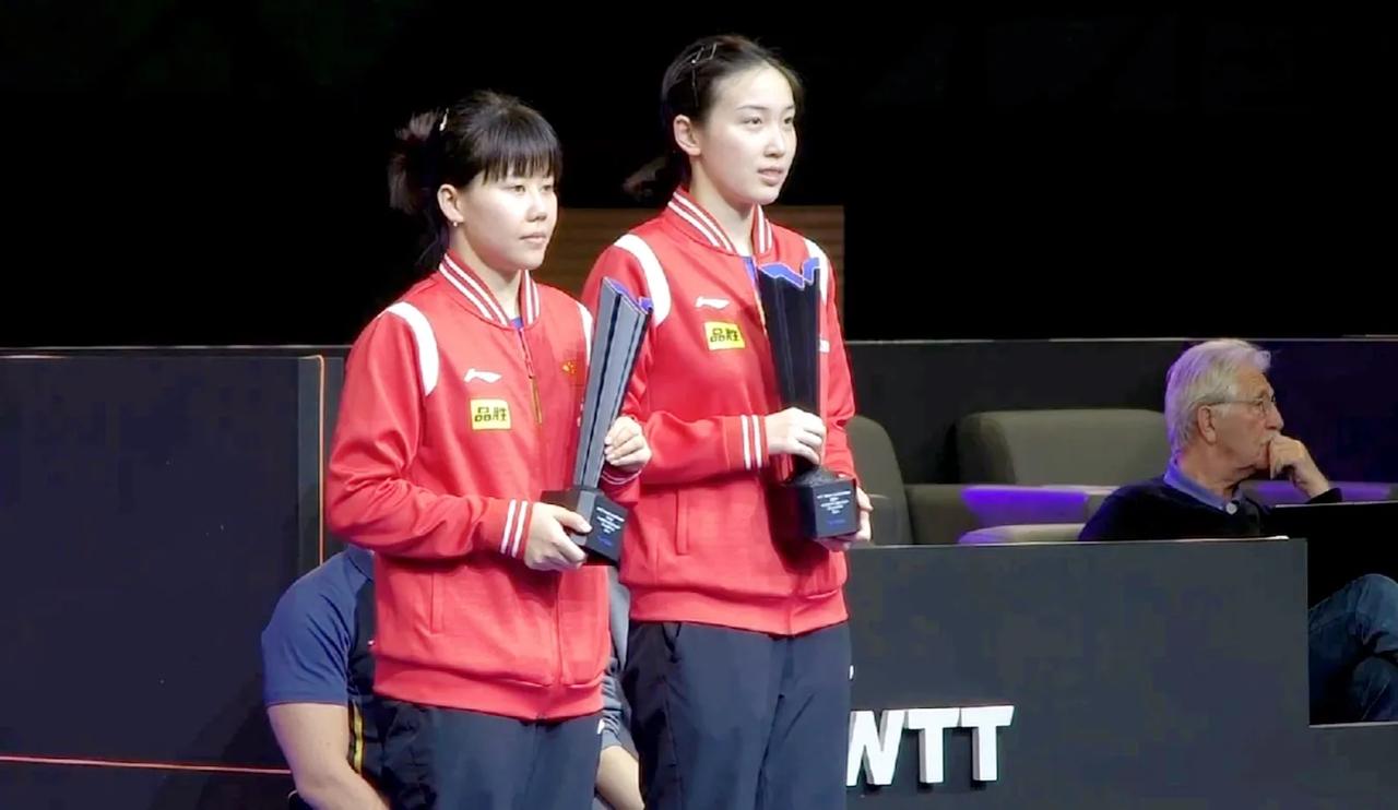2024WTT多哈球星挑战赛，女双颁奖图来了！
钱天一身高是真不矮，和身边的肖瑶