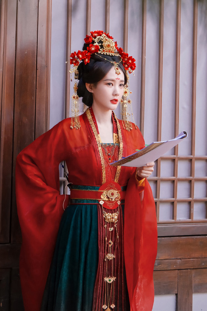 李一桐《#书卷一梦# 》大婚路透好漂亮的宋一梦！报名跟老婆结芬[举手] ​​​