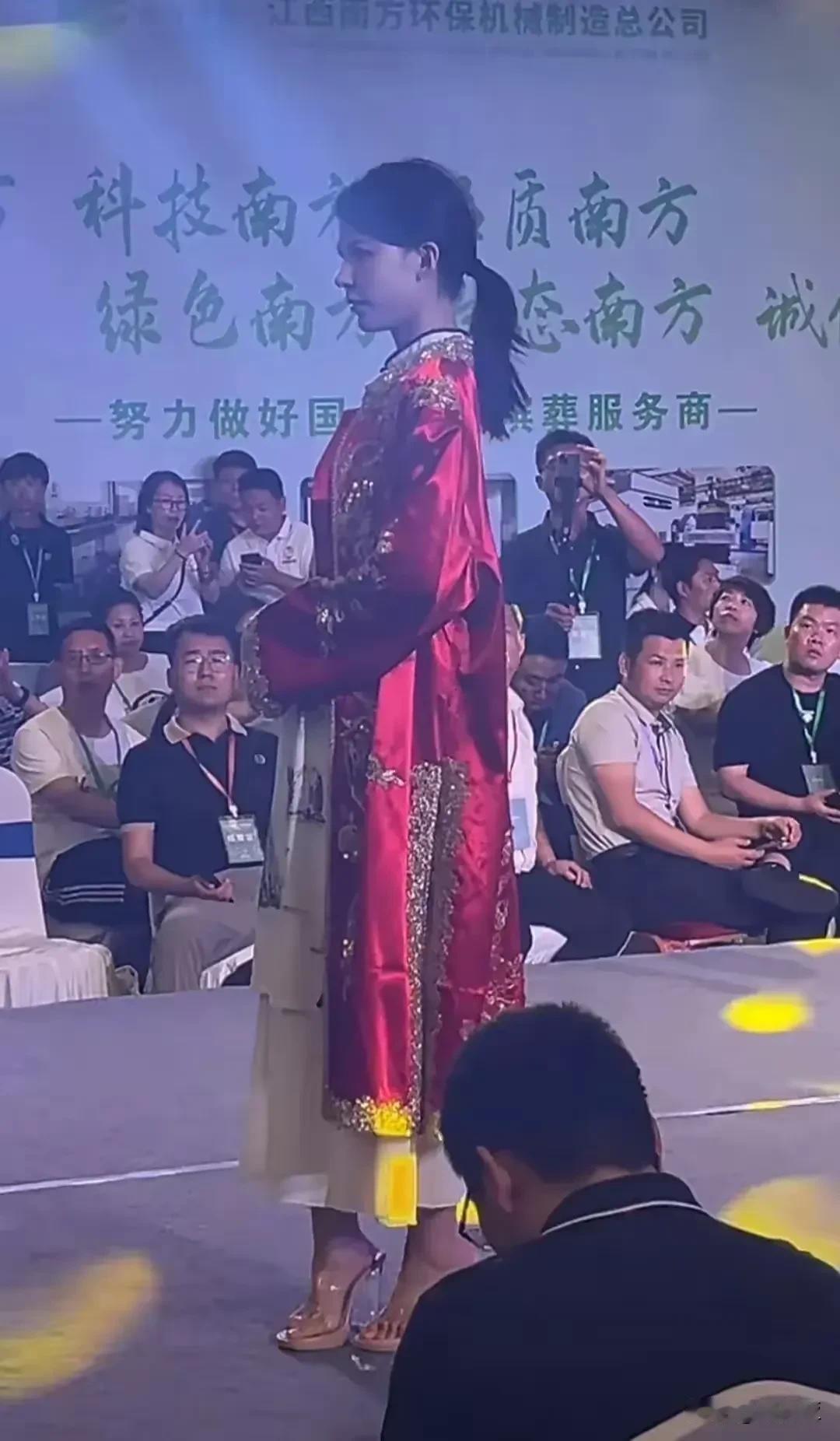 太可怕了！只要有钱没有办不成的事，居然有寿衣服装展，还有模特愿意穿这样的衣服，
