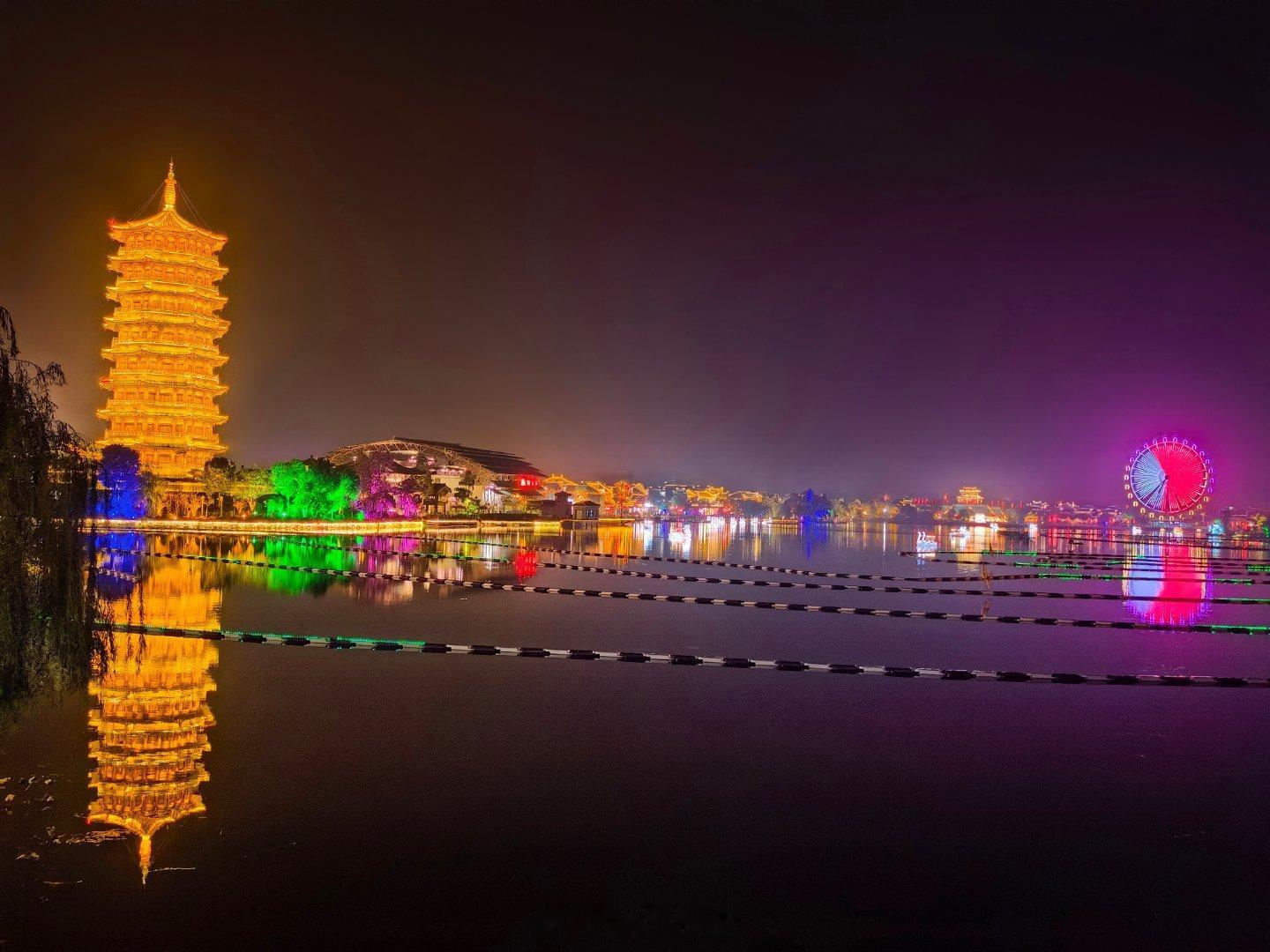 铜官窑古镇里的绚丽夜景、水秀表演、非遗打铁花、非遗火壶与五彩焰火🎆