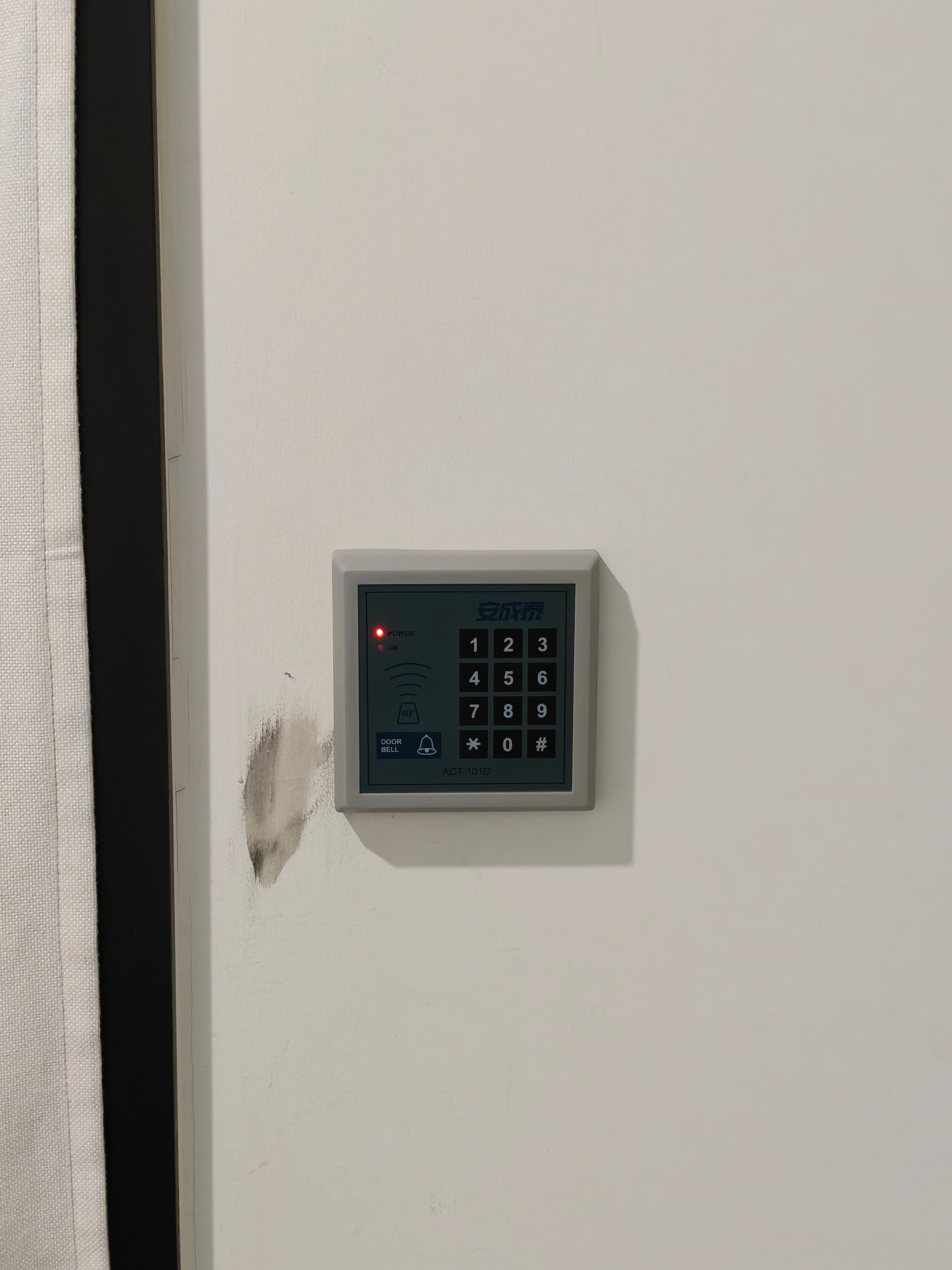 给大家看看我们目前是如何解决写字楼男厕所抽烟问题的我们发现目前在这个厕所抽烟的人