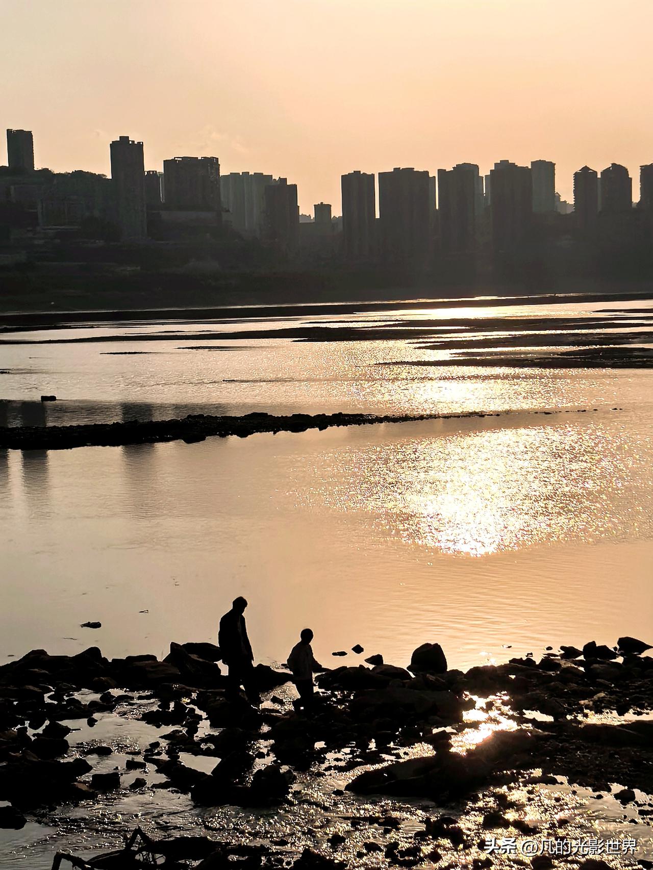 友友欣赏夕阳，我也超开心！夕阳的美，真的太有意境了。你看那长河落日，“落霞与孤鹜