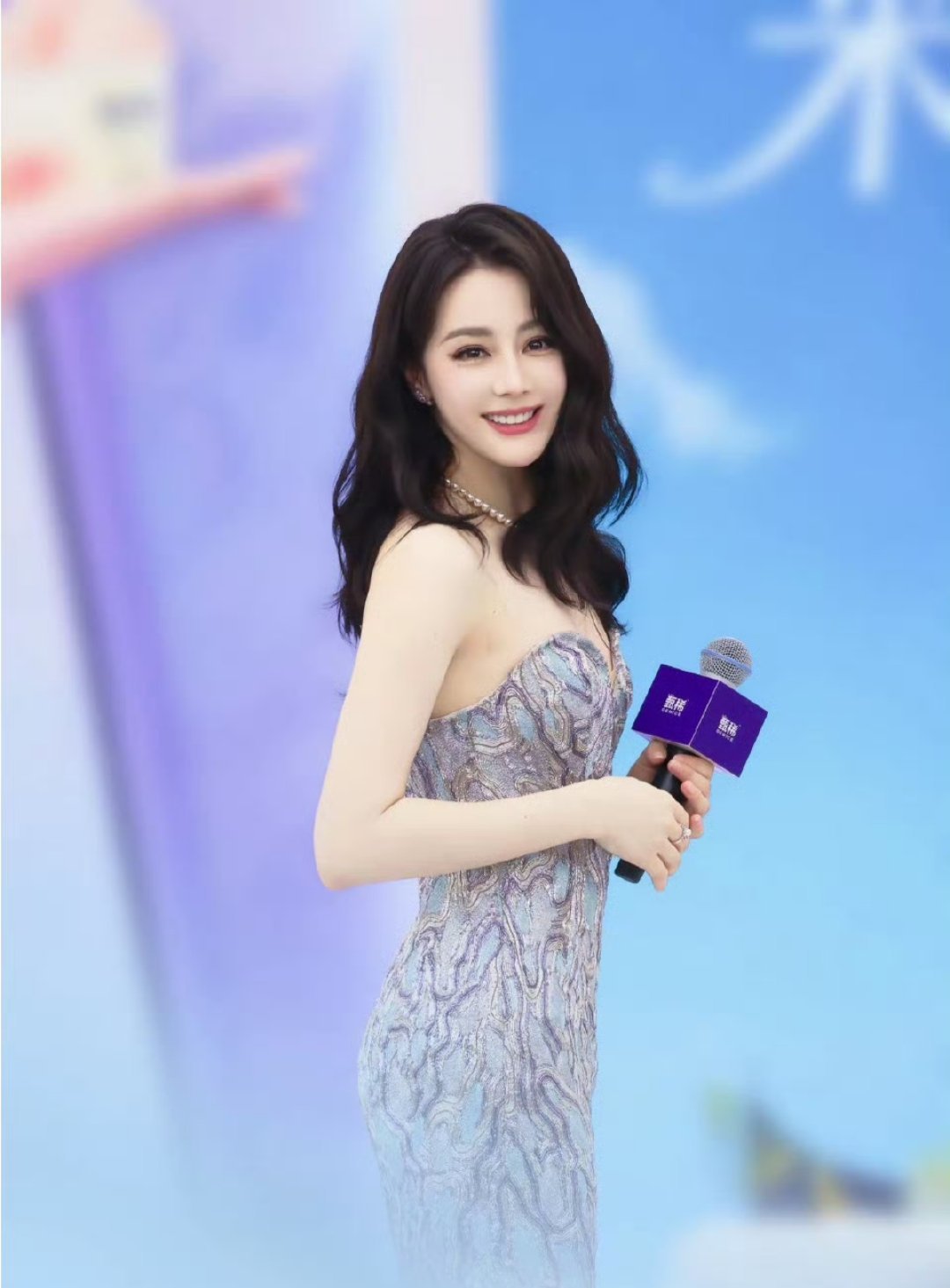 迪丽热巴大家都乖乖听话面对热情高涨的粉丝，迪丽热巴化身温柔秩序委员轻声引导大家有