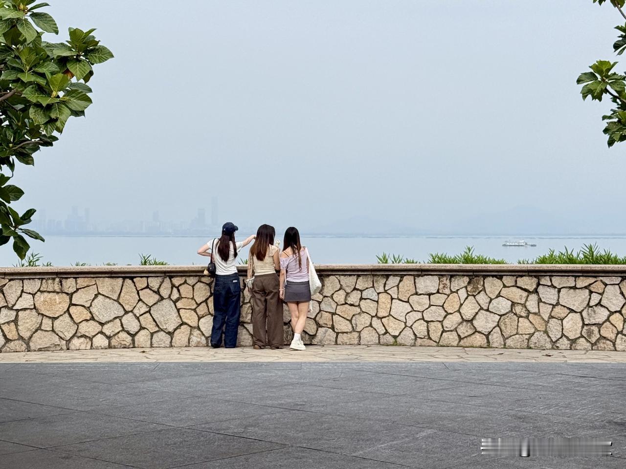 深圳湾公园日出广场，那简直是个宝藏打卡地。清晨时分，我特地跑去看日出。天边渐渐泛