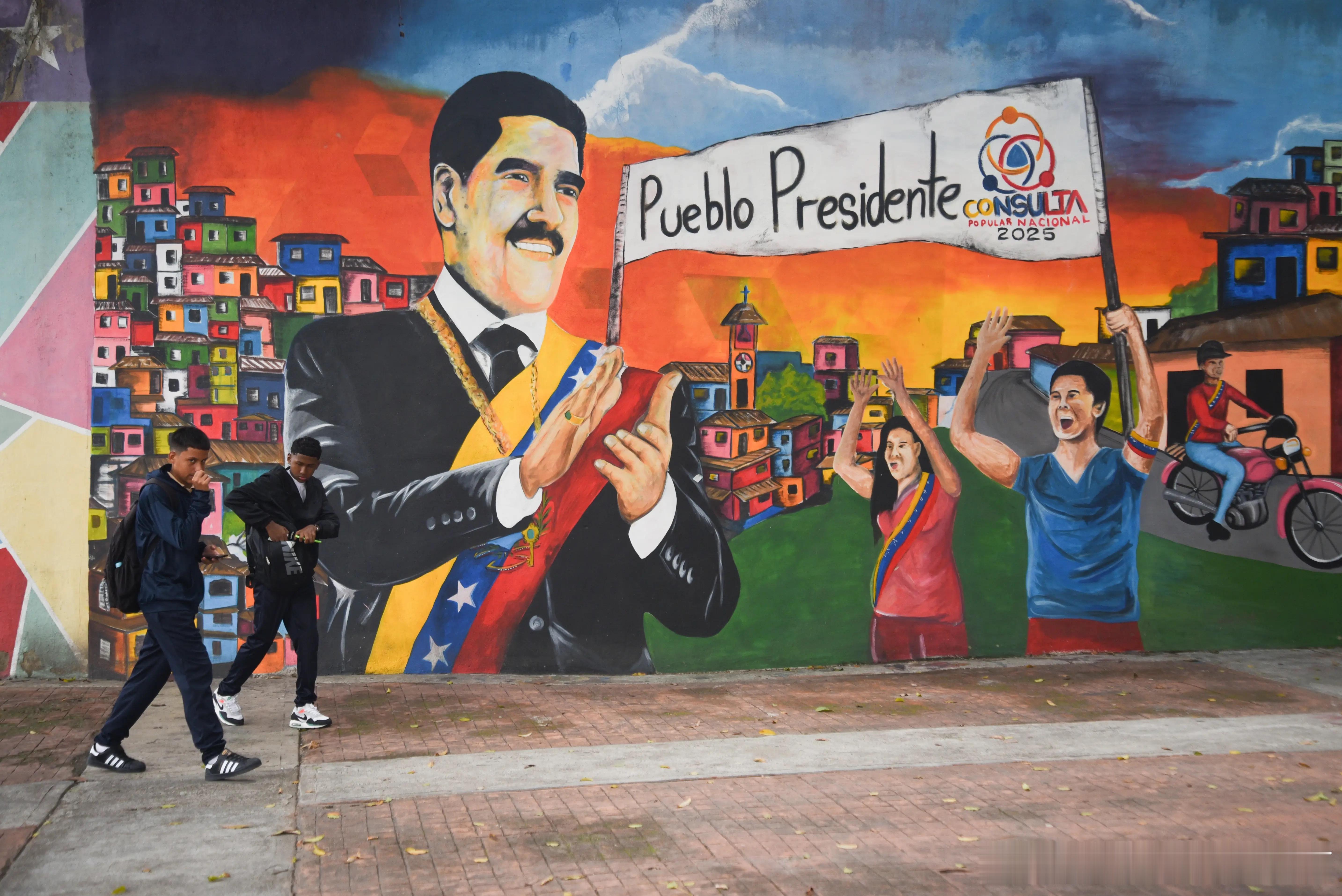 委内瑞拉特朗普下令打击委内瑞拉境内目标 当马杜罗夫妇被押上飞机的画面最终被美方公