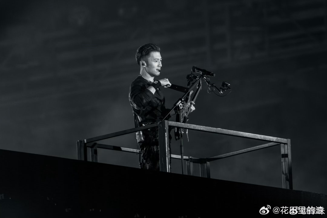 谢霆锋耳机故障重唱谢霆锋好宠粉 耳机故障？谢霆锋直接重唱保效果！这份对粉丝的用心