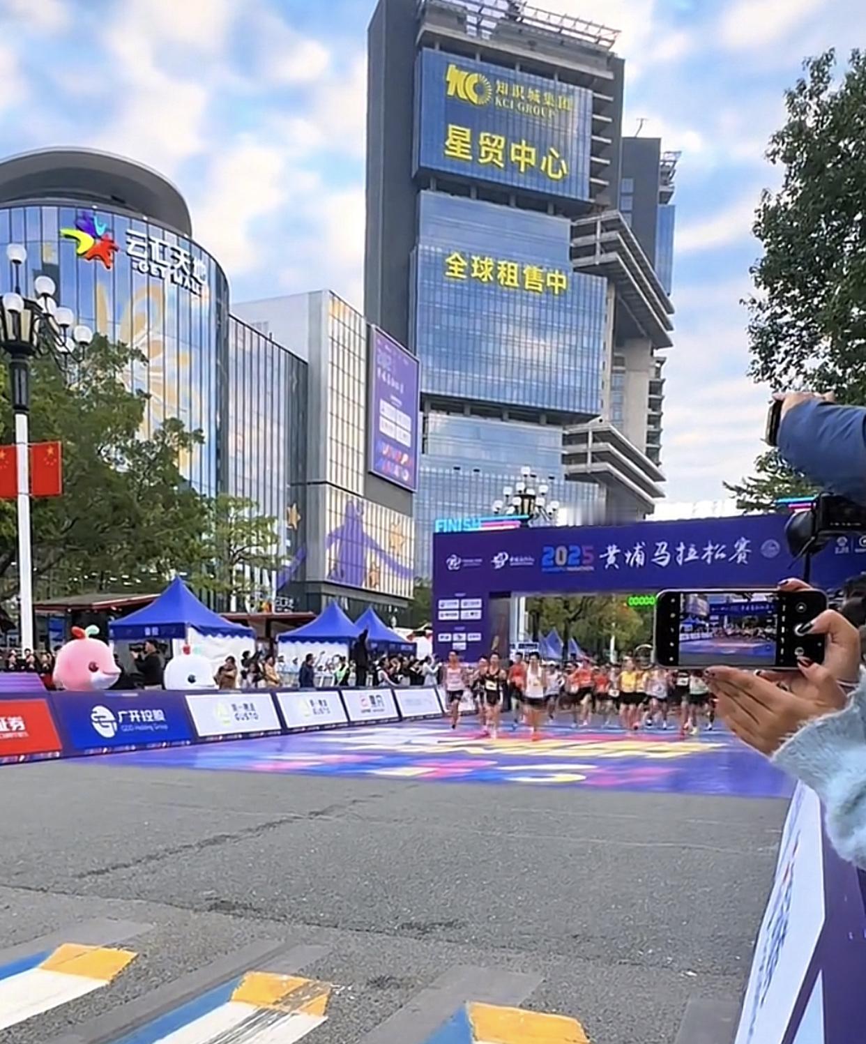 广州马拉松今天跑到了黄埔区！

从凌晨开始至下午三点，交通管制：
开泰大道（映日