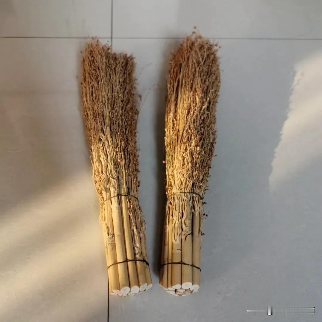 前几天回老家，老妈给了两个小笤帚，刷锅用特别好，材料是天然的，自己加工的，估计大