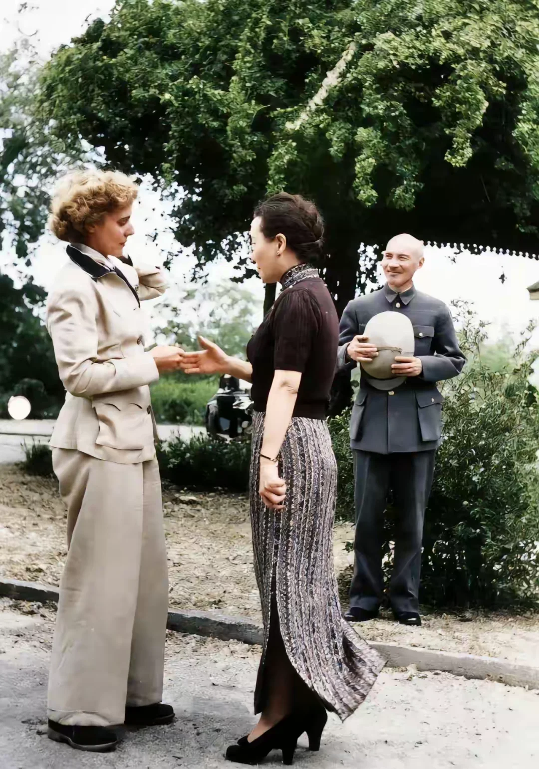 这是1942年宋美龄与美国剧作家克莱尔在花园里交谈。而蒋中正脸露微笑...