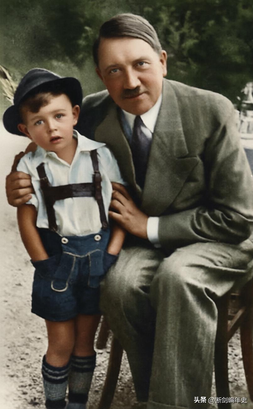 1936年的一天，小巴特尔斯被母亲仔细打扮，穿上了家里最体面的衣服。母子俩要去见