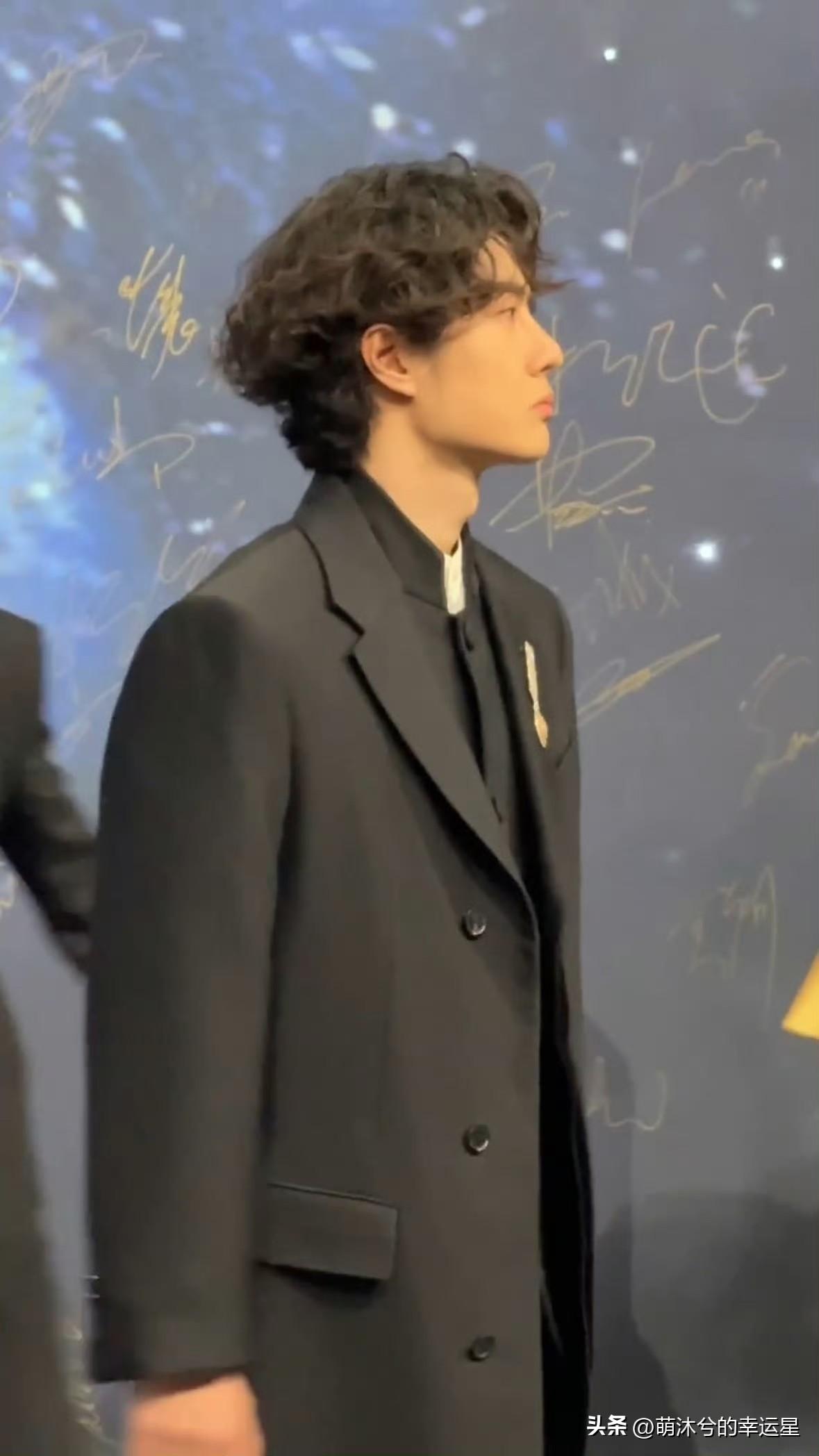 王一博[超话]王一博 中山装  📜 民国风氛围感狠狠拿捏！黑色中山装肩宽腰窄，