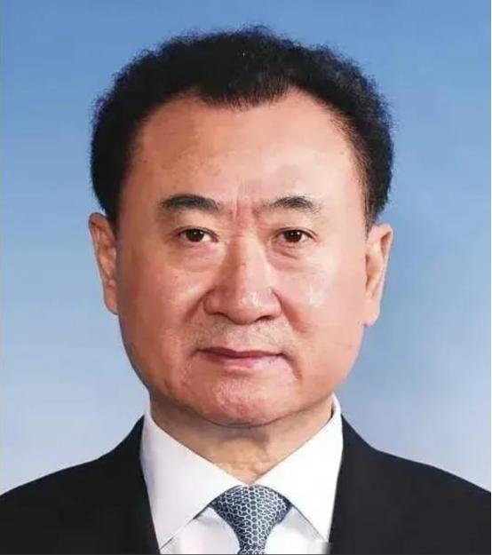 他卖掉了大量的万达广场，连北京万达总部都卖了，不是为了自己，却是为了对得起自己。