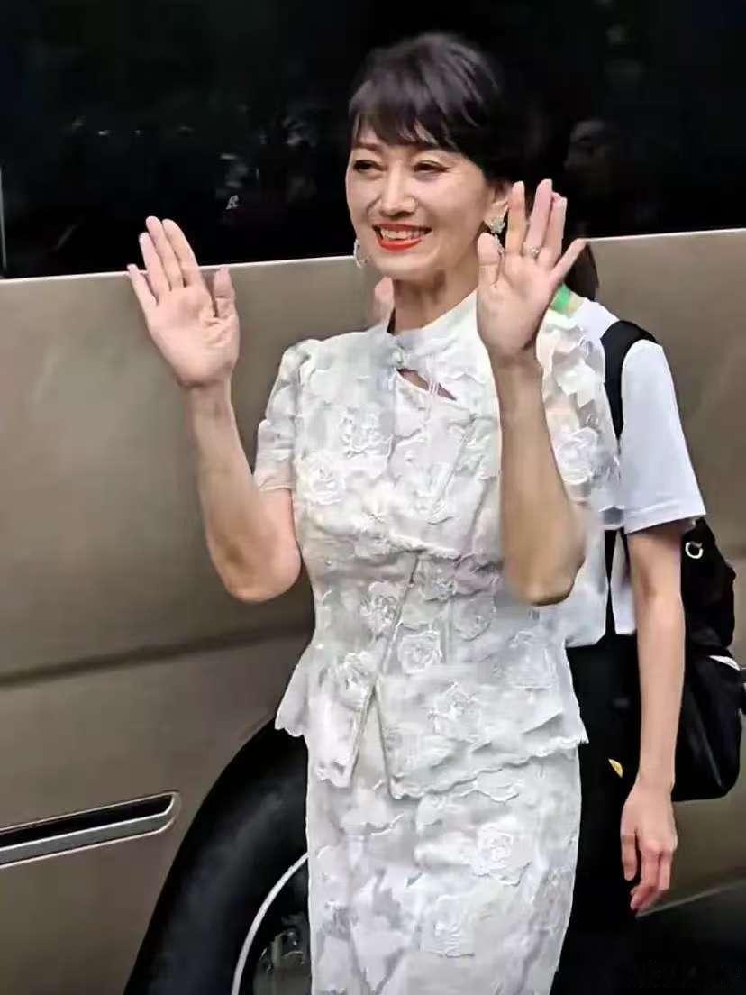 71岁赵雅芝现身青城山，穿搭跟仙女一样！ ​​​