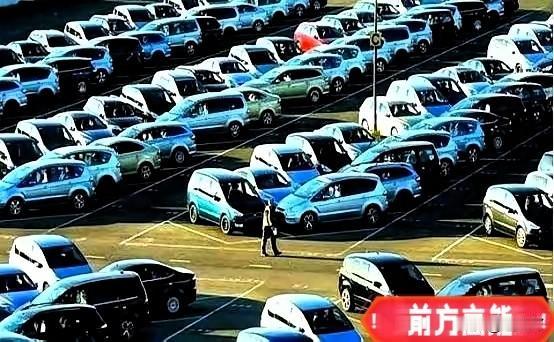 别天真了，产能过剩从来都不是简单的经济账。

当仓库里的货堆到天花板，唯一的去处