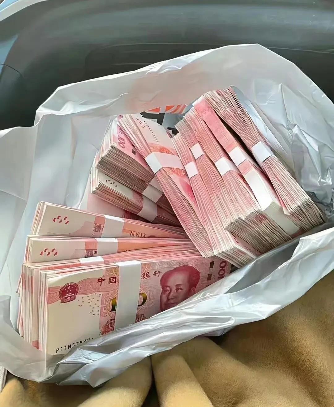 伍先生取15万葬父被拦在银行门口，

火化证还热着，

公证处却要等七天，

这