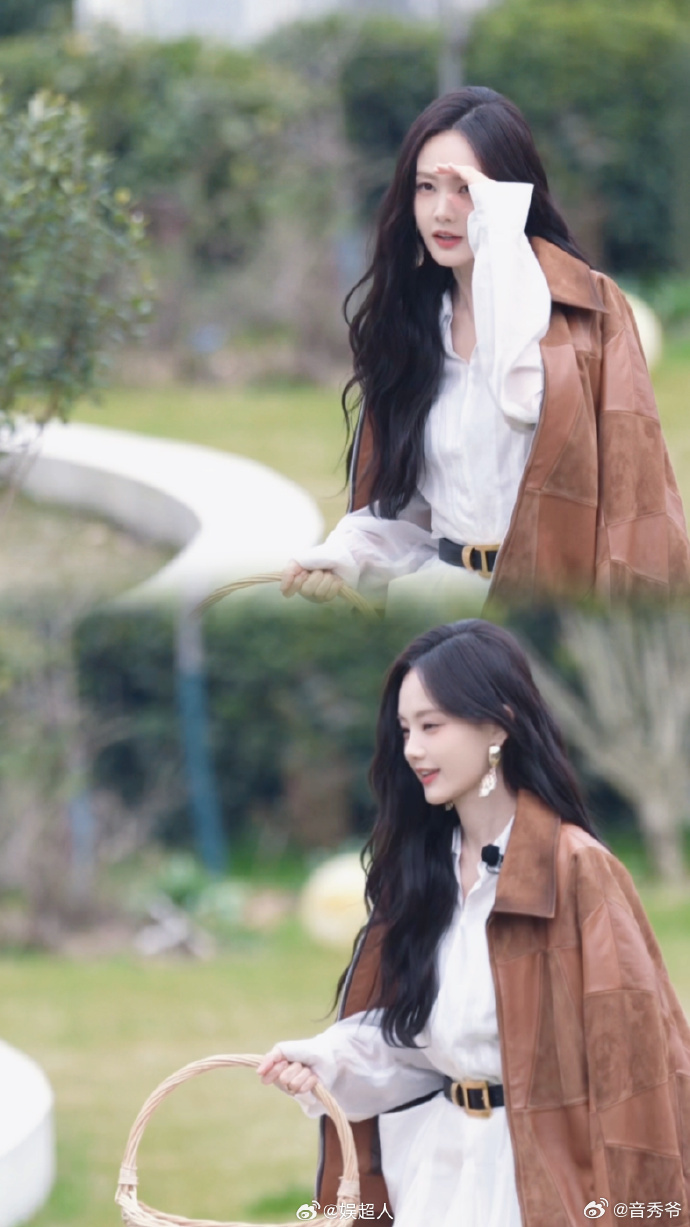 李一桐顶光美成这样 谁看了不喊一句绝！顶光这种死亡角度都能轻松hold住，白裙子