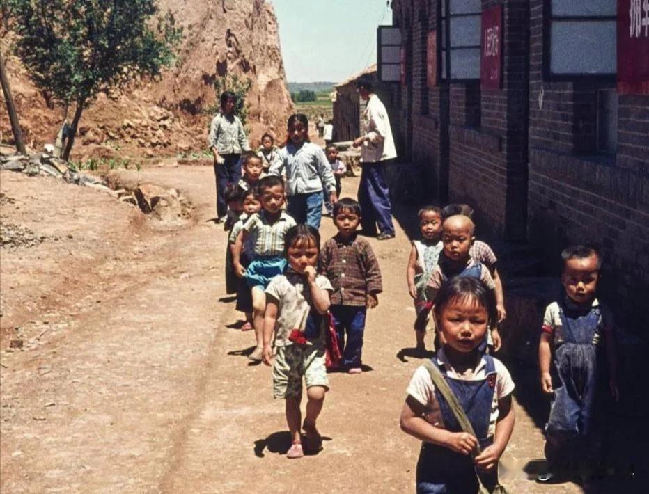 60、70年代，小孩上下学不用接和送，现在有人不相信，但这是事实。
那个时候，几