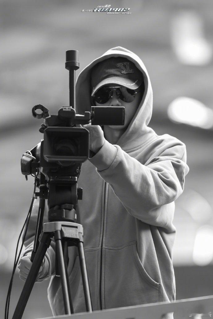 张杰张杰晒粉丝对于演唱会的评论鸟巢演唱会又燃又温柔，歌声震撼人心，还能带走所有坏