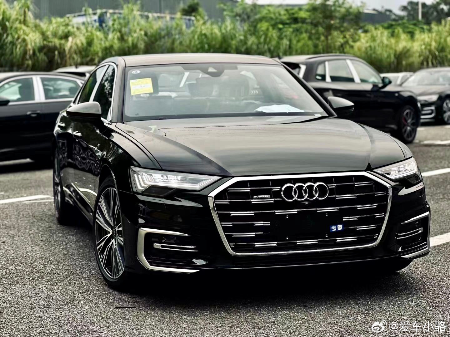 说实话奥迪A6L已经是大部分人的天花板了，一台车30多万，如果月薪三千多，得不吃