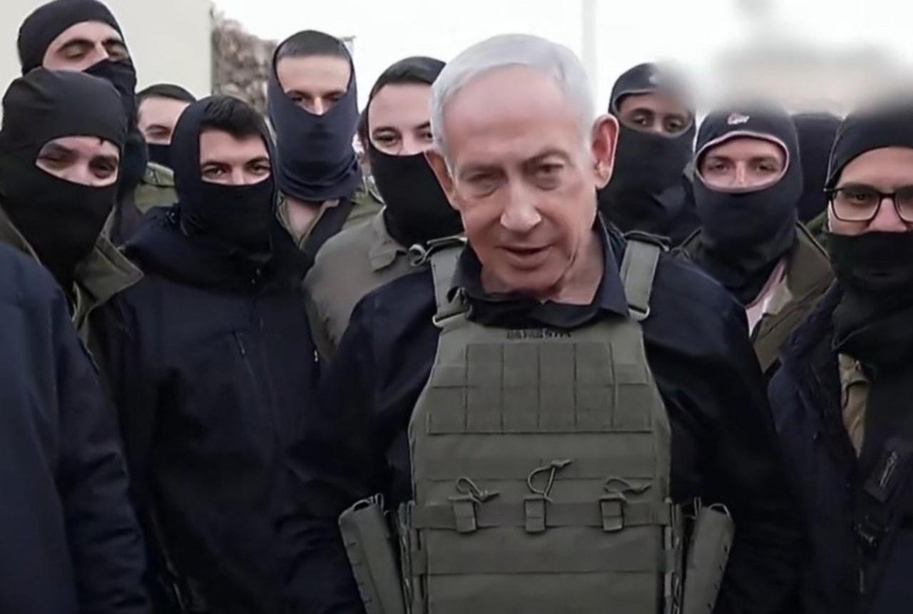 这么肆无忌惮，内塔尼亚胡公然站到黎巴嫩的领土上。

还宣称，将继续对黎巴嫩展开军