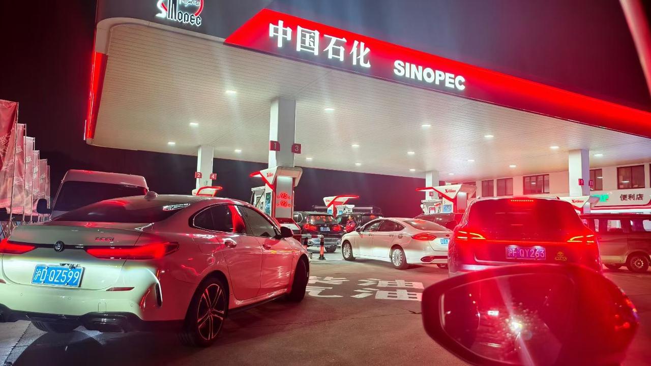 3 月 24 日零时之后，加油站跳动的计价器，成为了燃油车主的‘心跳加速器’！9