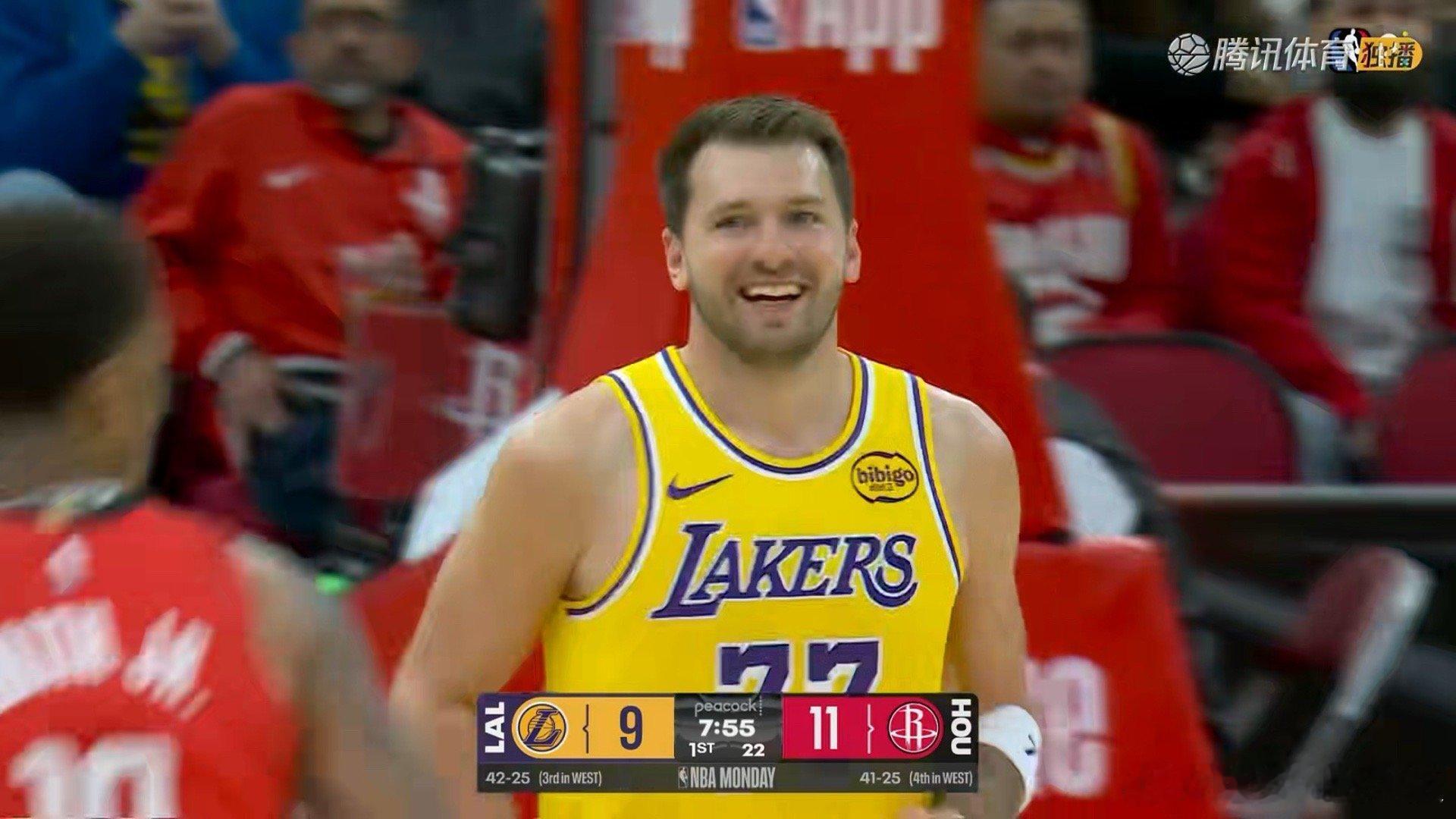 东契奇进攻状态不错，开局6中4拿下9分湖人vs火箭