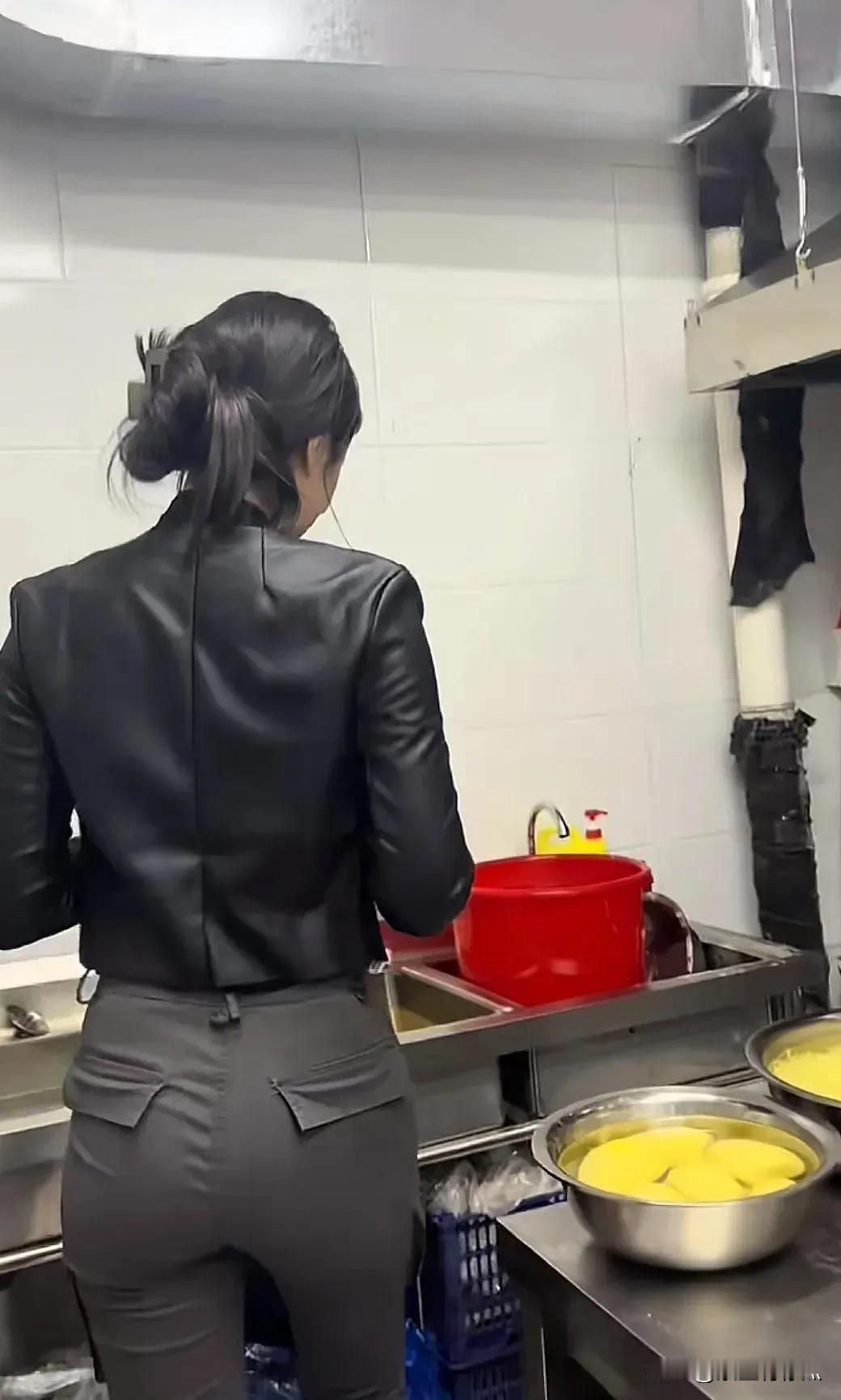 忙碌的小厨娘，在厨房中忙碌不停。她认真挑选新鲜食材，凭借精湛厨艺精心烹制。专注的