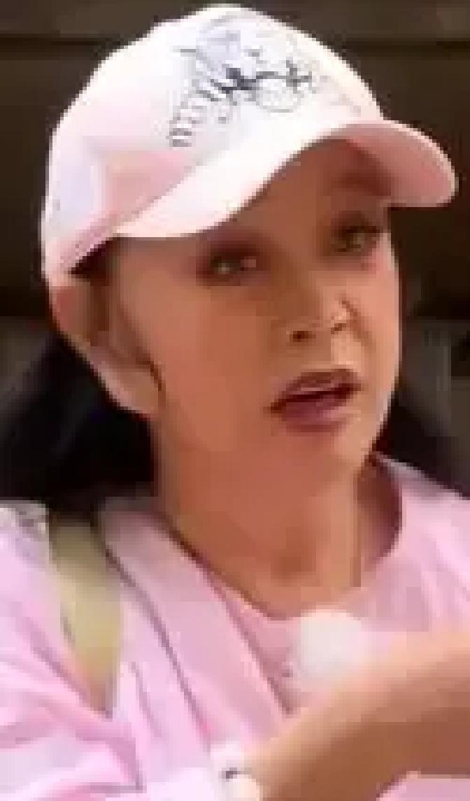 刘晓庆把耳朵亮出来了。
 
以前遮遮掩掩，现在直接素颜直播，镜头怼脸，大耳朵晃得