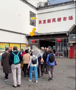 这年头，旅游业也是别出心裁——苏州菜市场变旅游景点！

外国游客参观的是苏州新民