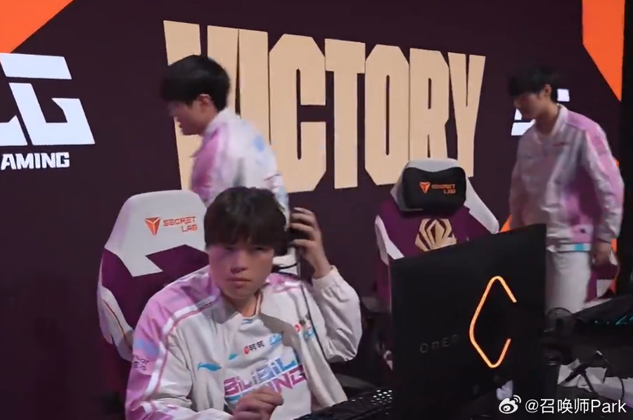 Bin是世一上！在中路崩盘的情况下，Bin格温边路撕开G2防线，以MVP的姿态带