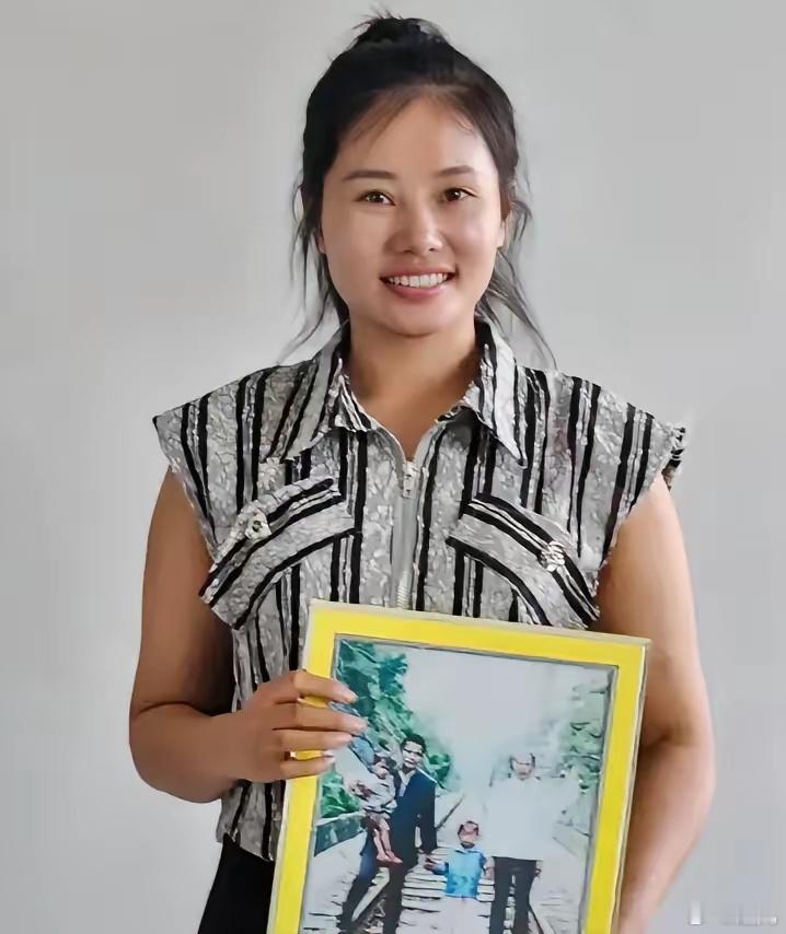杨妞花爆红之后的烦恼​就是粉丝涨得太快了​直播间在线人数太多了​现在粉丝227万