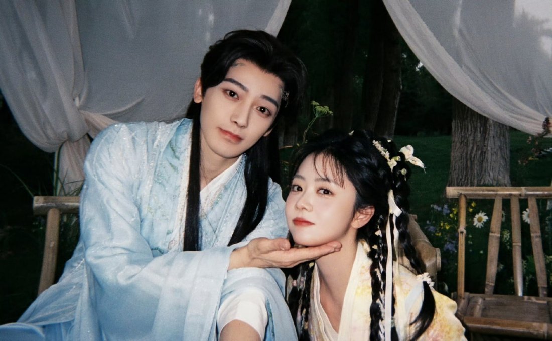 谭松韵 侯明昊 你们两个人当中有两个人很萌！我喜欢的组合～ 