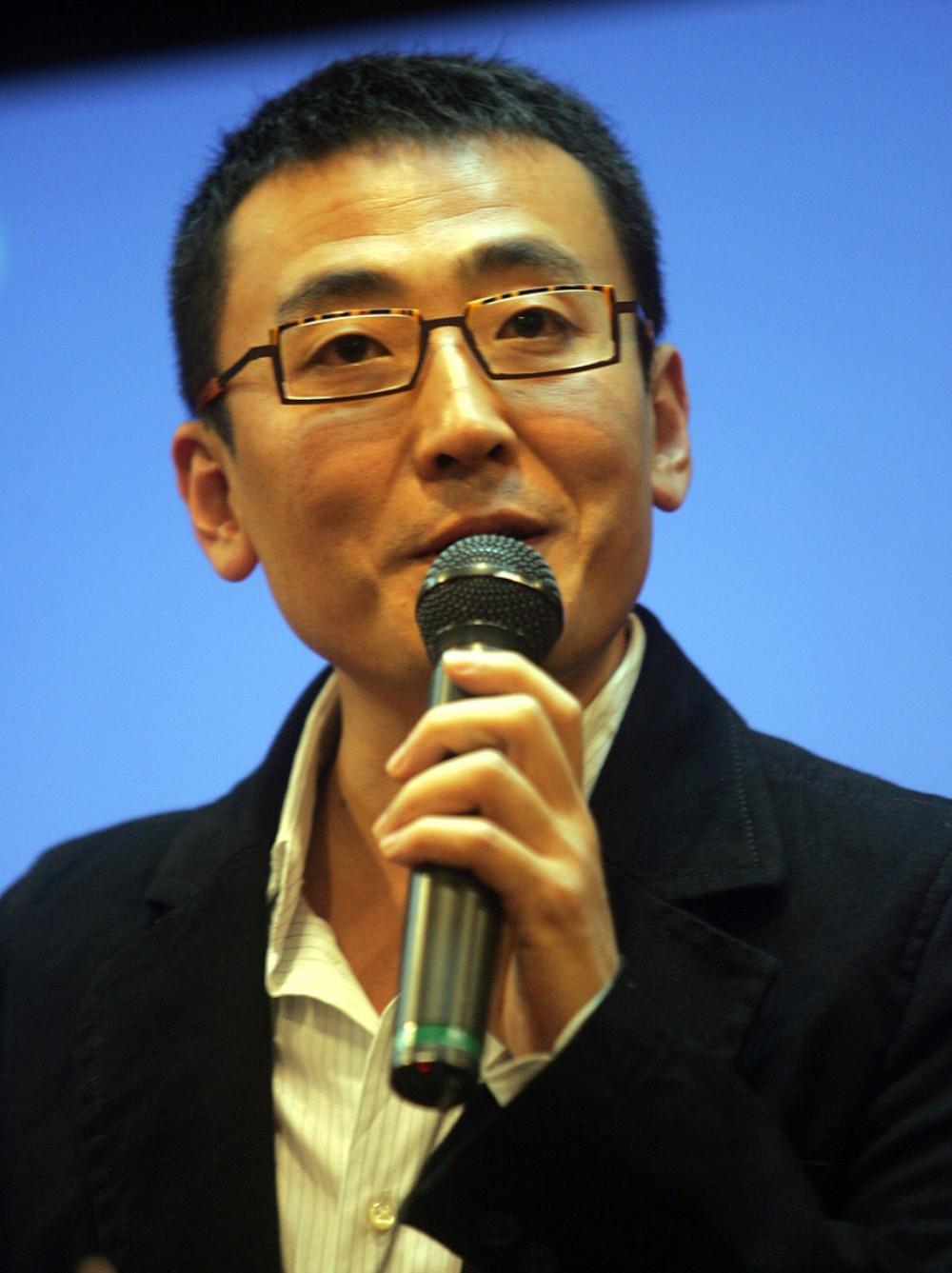 一段非常现实的话：“只要你亲手伺候过一个屎尿屁都不能自理的老人，哪怕只有两个月，