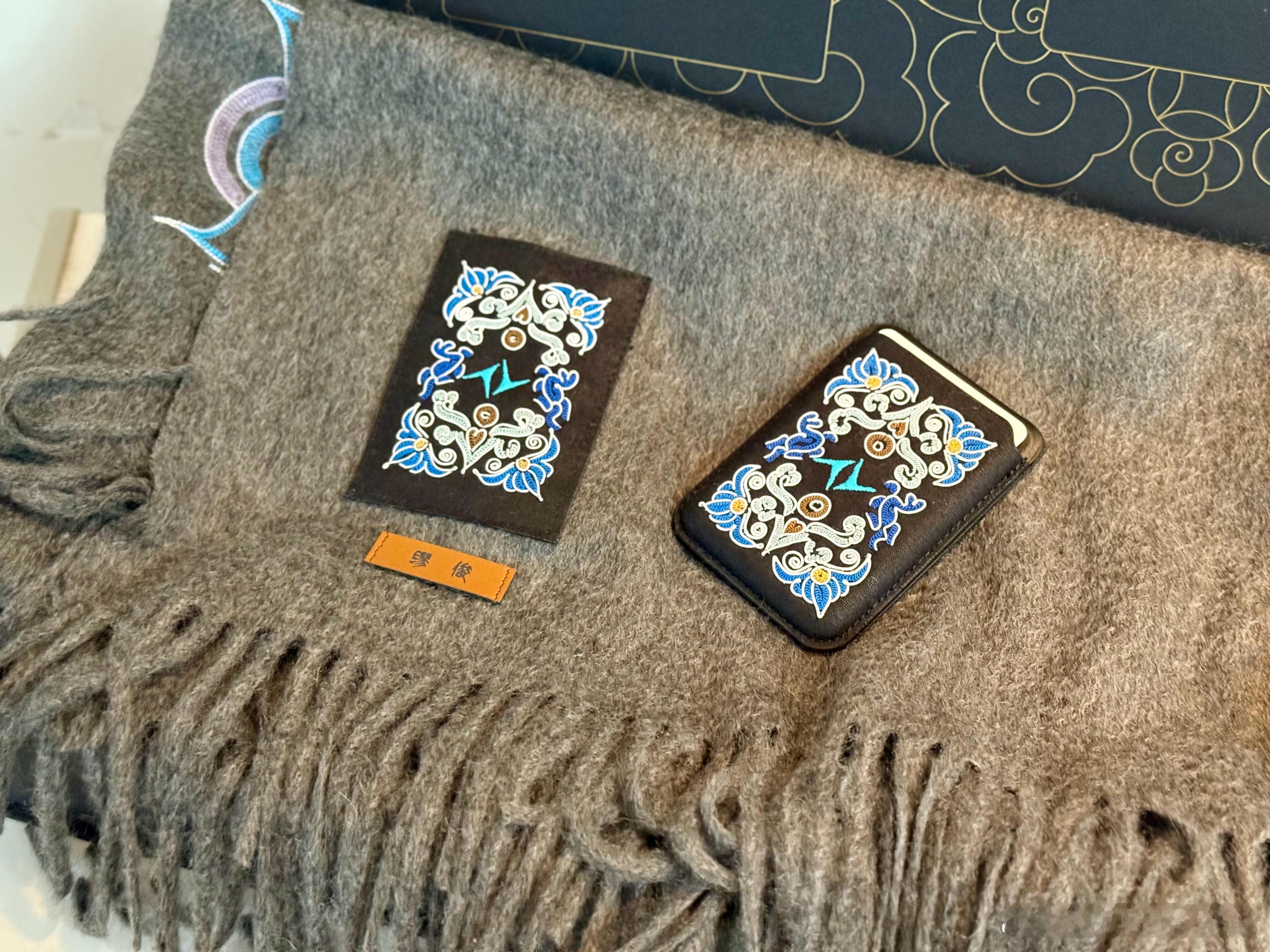 感谢奕派科技的新年礼盒，专属定制的马尾绣围巾，质感绝绝子~ 走心了！ 