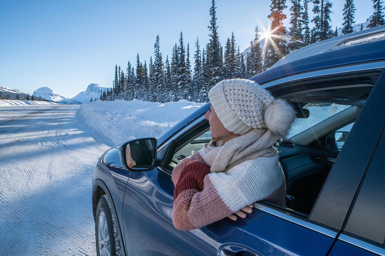一张图证明冬天来了雪过天晴的傍晚也很美，我忍不住摇下车玻璃一路欣赏