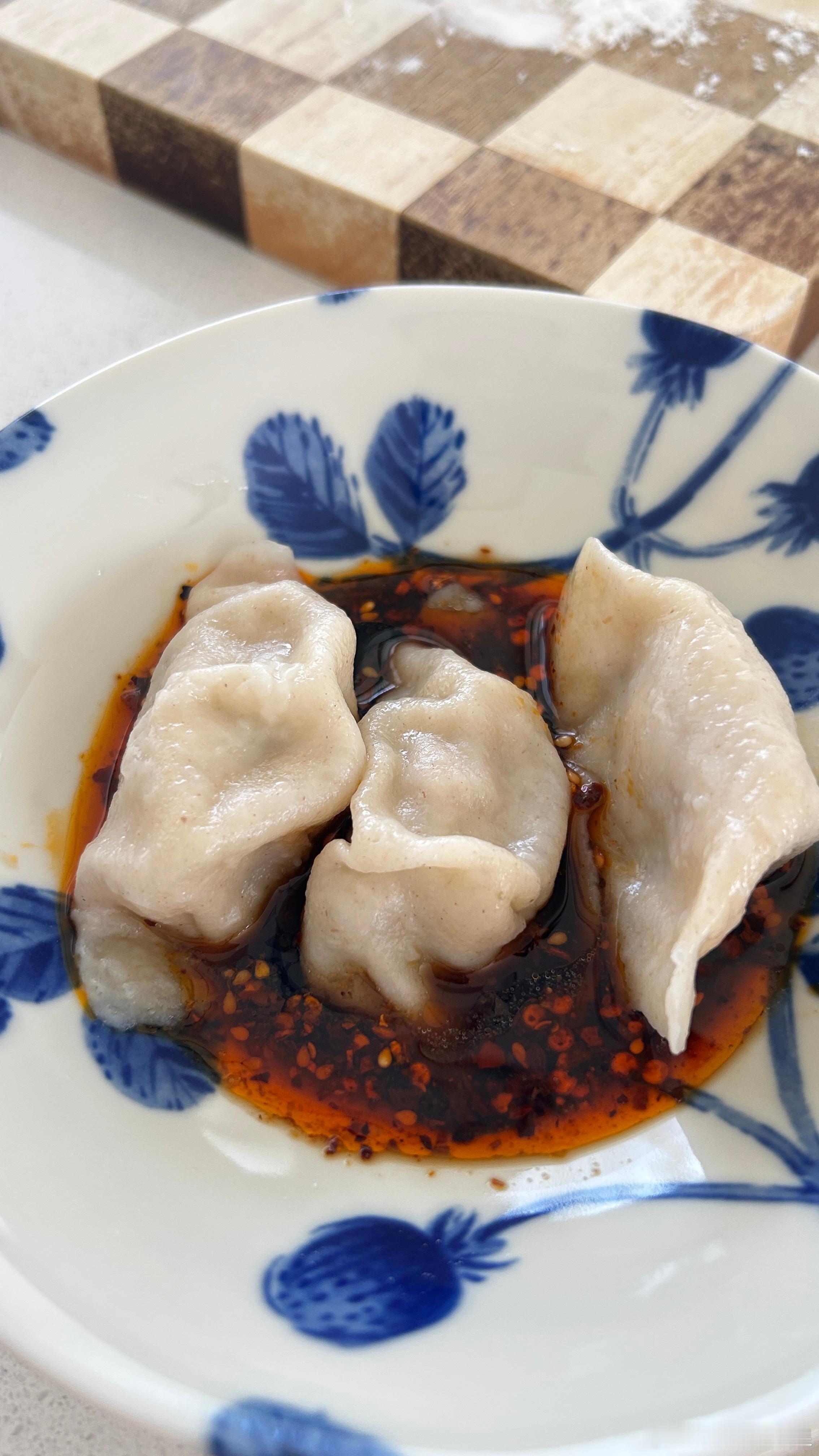 从昨天就馋饺子了🥟，边包边吃，幸福呀！ ​​​