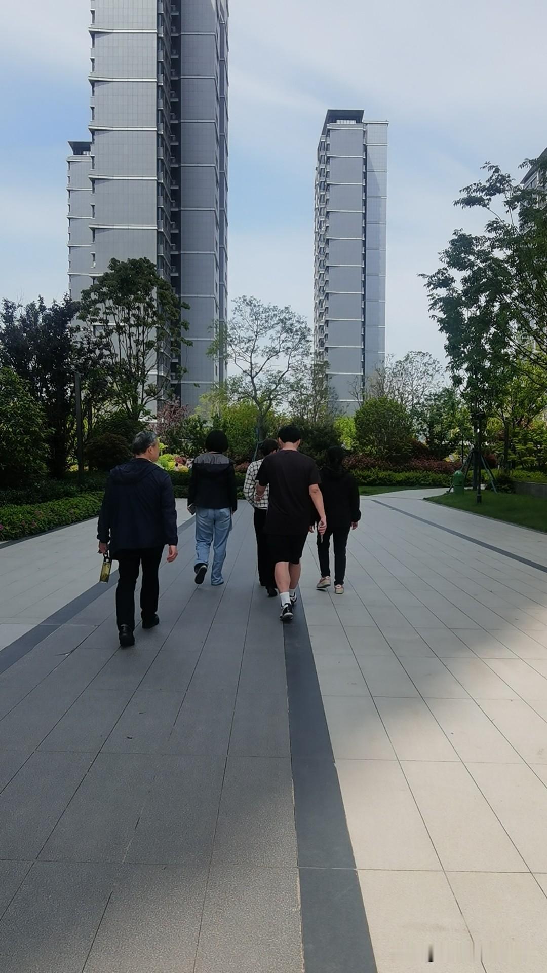 昨天我们家那个老父亲拿到儿子红包兴高采烈的

前天晚上在我面前就磨叨明天父亲节了
