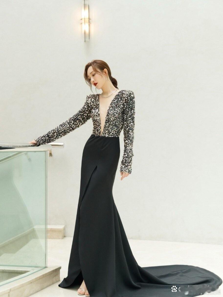 王鸥当妈后彻底放开了！一袭深V露背裙凹凸有致，窈窕曲线好撩人！ 