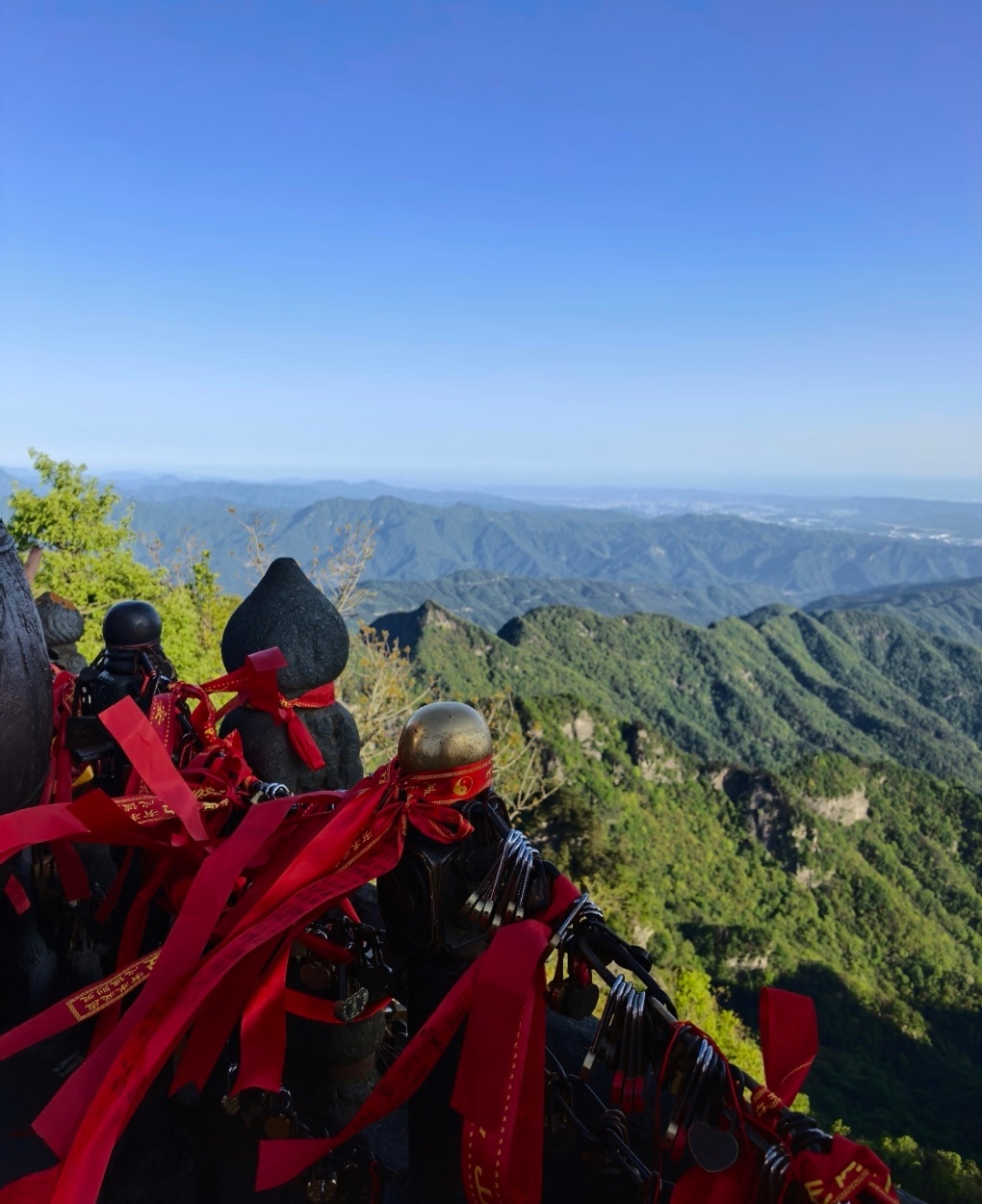 总得去一趟武当山吧我在武当山接福缘奔赴武当山不负人间烟火，满眼皆是青山云雾，在这